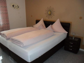 Отель Snug apartment in Prackenbach ot Tresdorf with pool  Фихтах